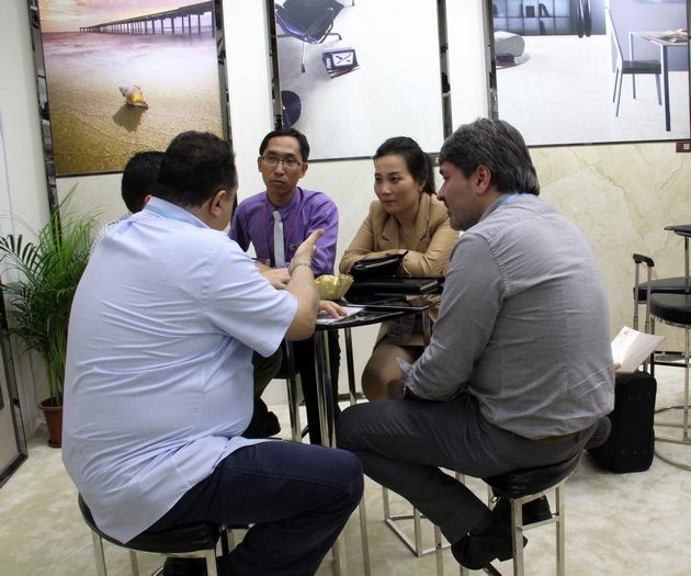 图9、与客商细心洽谈.jpg