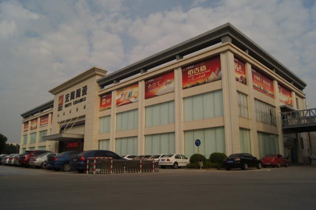 图1、庄重气派的营销中心展馆外观