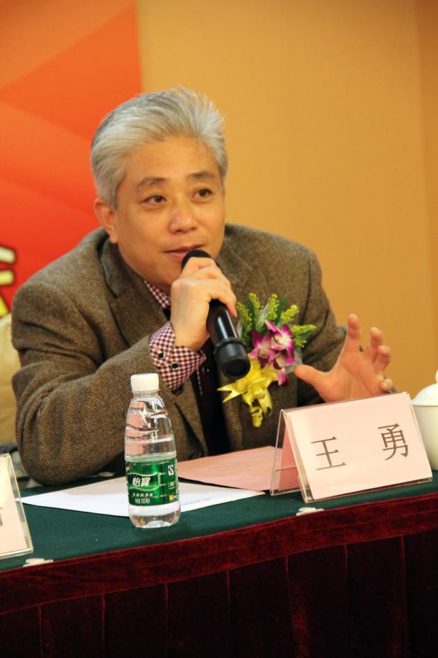 图6、企业市场总监王勇主持会议