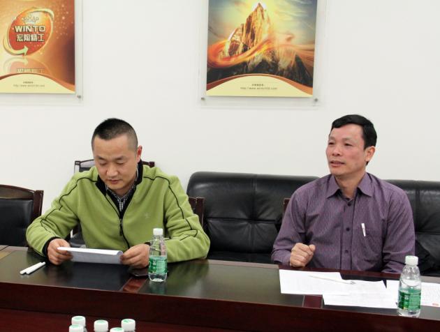 图7、丝瓜视频免费观看市场总监霍达炎（右一）介绍五届活动评比的概况及本届的亮点