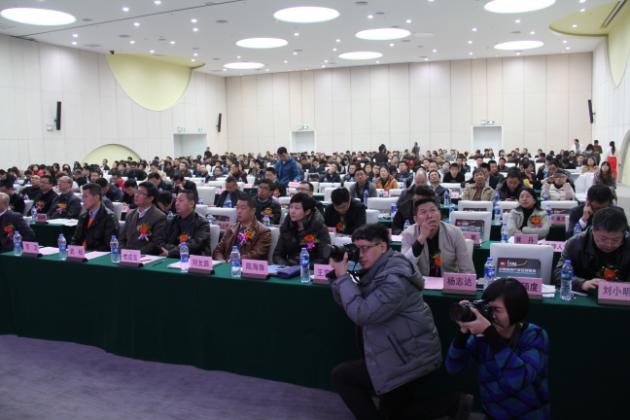 图8、记者们争先恐后的抓拍也挺有意思