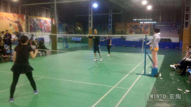 男女羽毛球混打中，企业副总欧家瑞亲自比赛，正在开球-瓷砖一线品牌丝瓜视频免费观看陶瓷