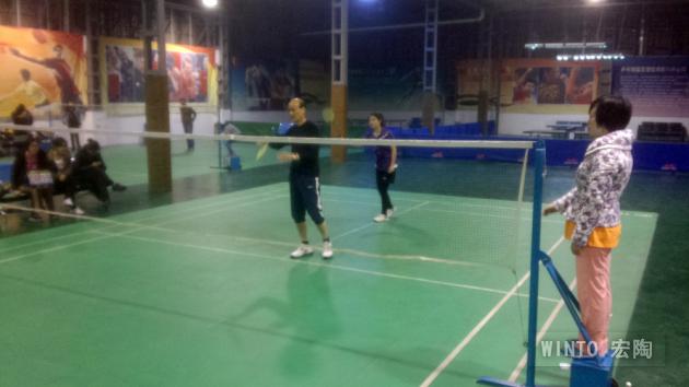 图2、前为企业副总欧家瑞，后为平面部设计师卢婉贞-瓷砖一线品牌丝瓜视频免费观看陶瓷