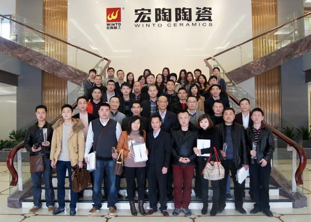 图2、企业相关领导、丝瓜视频免费观看各销售老总、获奖经销商代表、销售业务代表及设计师代表在展厅大堂大合影