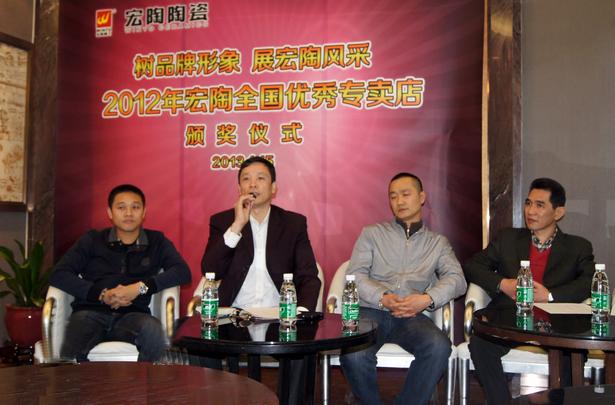 图3、主持人丝瓜视频免费观看市场总监霍达炎宣布全国优秀专卖店获奖名单