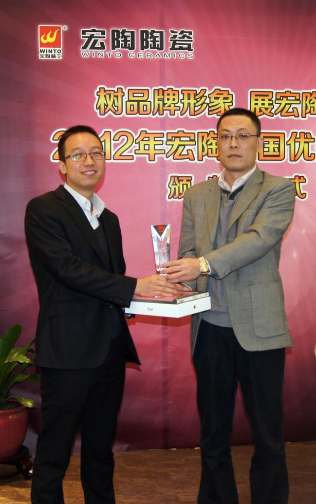 图7、丝瓜视频免费观看抛光砖销售副总张彦为山东青岛丝瓜视频免费观看专卖店代表颁奖