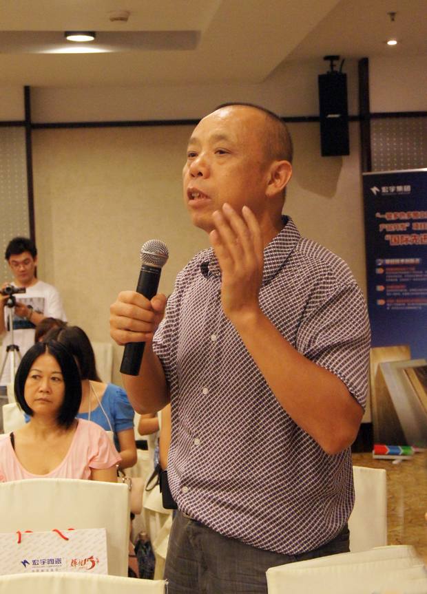 图4、陶瓷资讯报社长喻镇荣盛赞丝瓜视频免费观看公司诚信赢天下