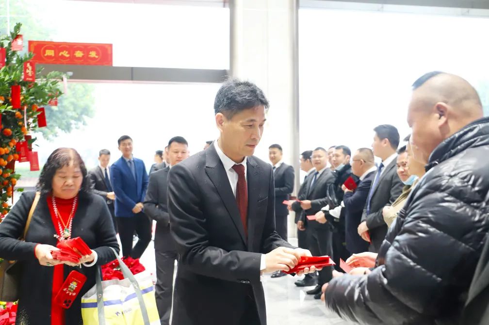 丝瓜视频免费观看瓷砖丝瓜视频污网站品牌销售总经理曹刚毅等给员工发送红包